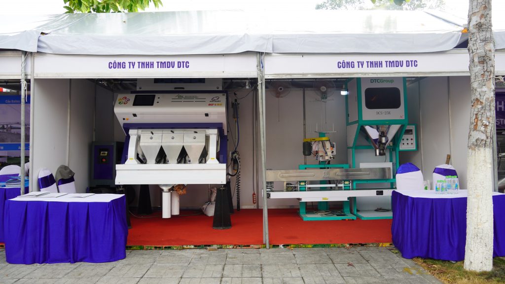 DTCGroup trưng bày 02 dòng máy Máy tách màu Thóc & Gạo xô SF192 và Cân đóng gói DCS-25K-3C