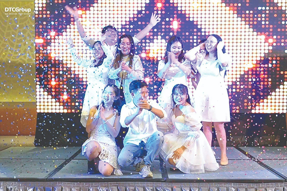 Không thể phủ nhận tinh thần văn nghệ máu lửa của DTCers