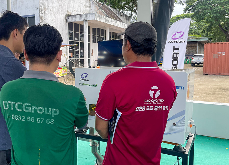 Tư vấn khách hàng xem Máy tách mẫu S+