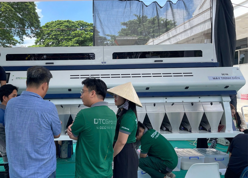 Tư vấn khách hàng mẫu Máy tách màu SC16