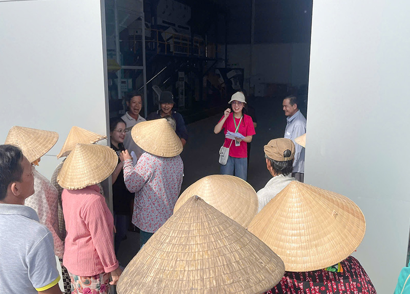 DTCGroup điểm danh bà con có mặt để trao quà