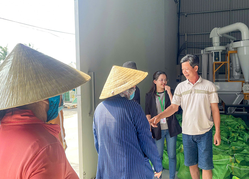 Bà con vui vẻ nhận những phần quà